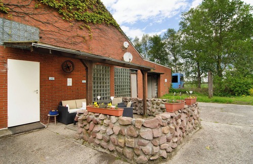 Detern Apartment | Apartment 'Gemütliche Ferienwohnung Am See' with Private Terrace, Private Garden and Wi-Fi