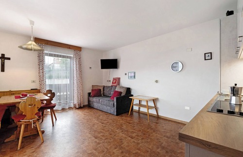 Feldthurns Apartment | Apartment 'Groß' with Mountain View, Shared Garden and Wi-Fi