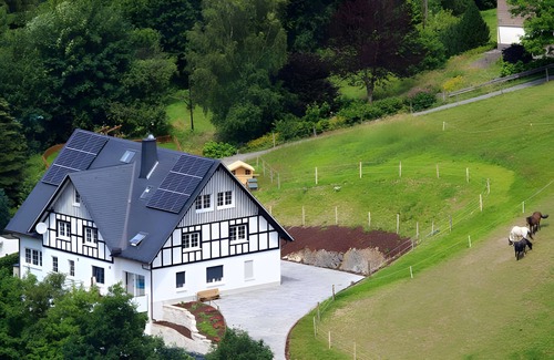 Lenne Apartment | Apartment 'Huhn' with Shared Terrace, Shared Garden and Wi-Fi