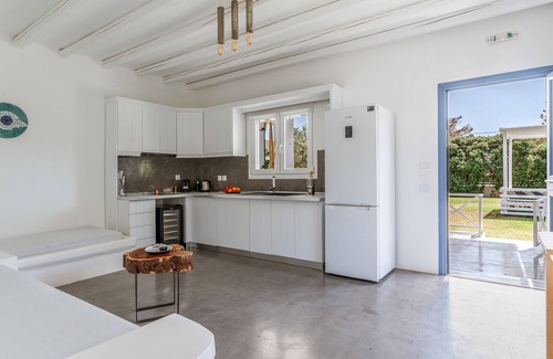 Kato Fellos Apartment | Apartment In A Hotel "Ow Andros Luxury Suites 5" with Mountain View, Private Terrace & Wi-Fi