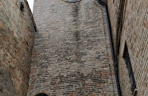 Moresco Apartment | apartment in an ancient medieval building in the central square of Moresco