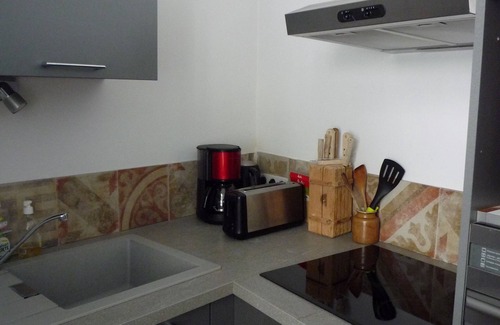 Avignon City Centre Apartment | Apartment in Avignon center intra muros. Outdoor courtyard. Free private parking.