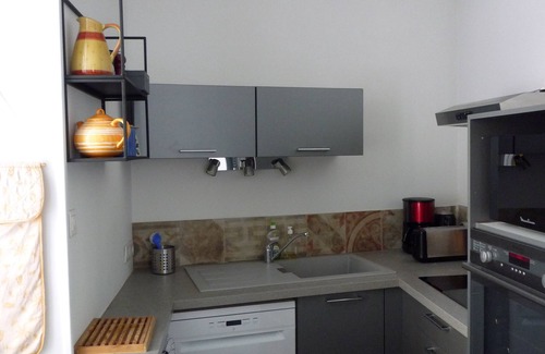 Avignon City Centre Apartment | Apartment in Avignon center intra muros. Outdoor courtyard. Free private parking.