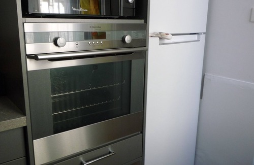 Avignon City Centre Apartment | Apartment in Avignon center intra muros. Outdoor courtyard. Free private parking.