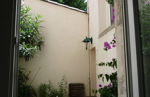 Avignon City Centre Apartment | Apartment in Avignon center intra muros. Outdoor courtyard. Free private parking.