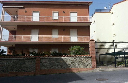 Annunziata Apartment | Apartment in Belmonte Marina, bright, with parking space and garden.