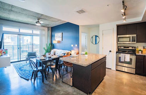 Evans Churchill Apartment | Apartment in Central DT with Gym+Pool+Parking+W/D