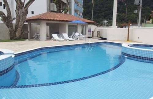 Praia da Enseada Apartment | Apartment in Enseada, 2 bedrooms, air conditioning, swimming pool and 100m from the beach!