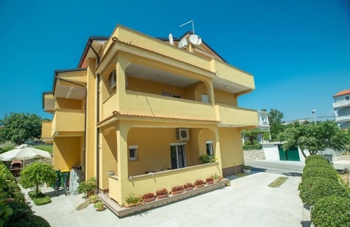 Lopar Apartment | Apartment in Lopar with Balcony, Air condition, WIFI, Washing machine (73-5)