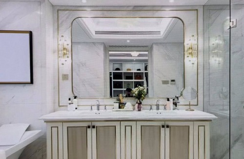 Marne House | Apartment in the City Center – Entire Floor with Kitchen, Bathroom, and Shower
