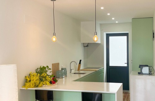 Covilha Apartment | Apartment in the former working-class neighborhood linked to the wool industry. The bright living room and decor featuring burel pieces evoke the city's history. A fully equipped kitchen, two comfortable bedrooms, and ensure an autentic stay.