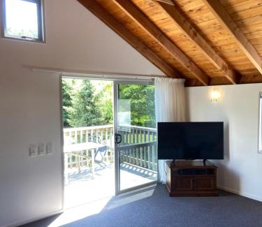 Blenheim Apartment | Apartment in Tranquil Park Setting 3 mins from CBD