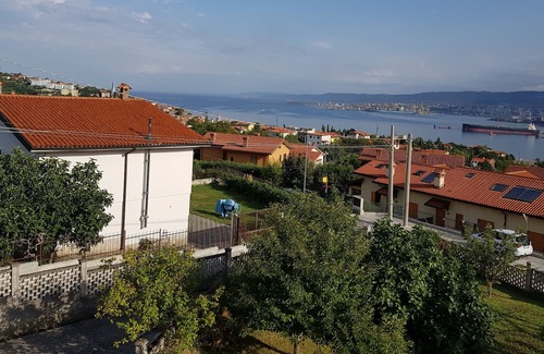 Muggia Villa | Apartment in villa with garden