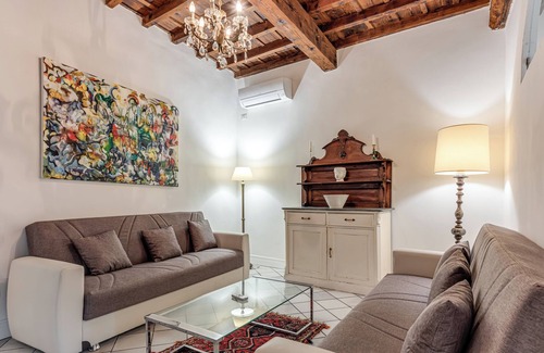Santissima Annunziata Apartment | Apartment 'Irene and Elena House - Florence' with Wi-Fi and Air Conditioning