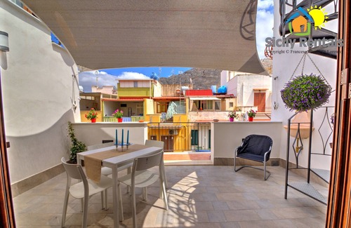 Isola delle Femmine House | Apartment in the heart of the village with panoramic terrace