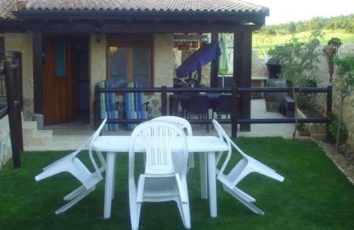 Valdemaluque Apartment | Apartment 'Julia Loft Buhardilla' with Mountain View, Wi-Fi and Air Conditioning