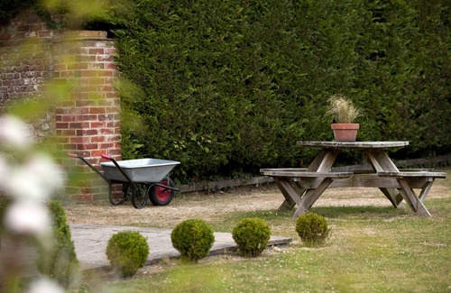 Quidhampton Apartment | Apartment Just Minutes from Salisbury & Stonehenge with Countryside Views