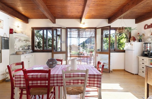 Tovo San Giacomo Apartment | Apartment 'La Casa Di Giobatta' with Mountain View, Wi-Fi and Air Conditioning