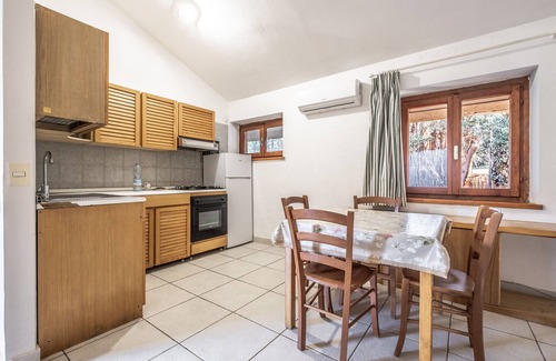 Ansedonia Apartment | Apartment 'La Capannuccia C' with Shared Garden, Wi-Fi and Air Conditioning