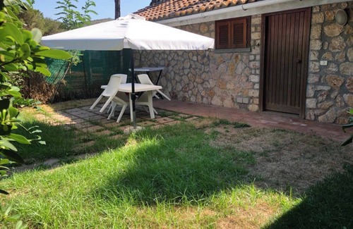Ansedonia Apartment | Apartment 'La Capannuccia A' with Shared Garden, Wi-Fi and Air Conditioning