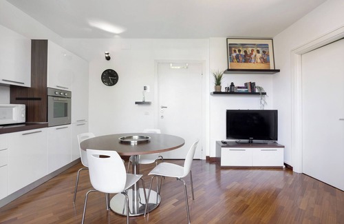 Agrate Brianza Apartment | Apartment 'La Casa Di Cami' with Balcony and Wi-Fi