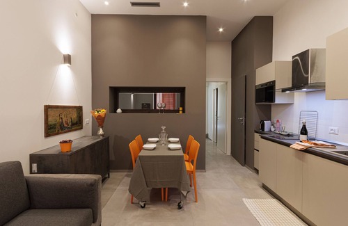Noto Historic Centre Apartment | Apartment 'La Casetta Del Cuore' with Private Backyard, Wi-Fi and Air Conditioning