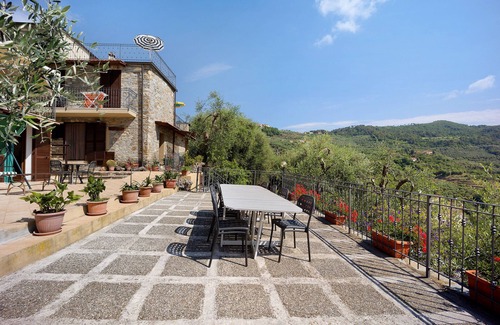 Rossi Apartment | Apartment 'La Cicala 5' with Shared Pool, Private Terrace and Shared Garden