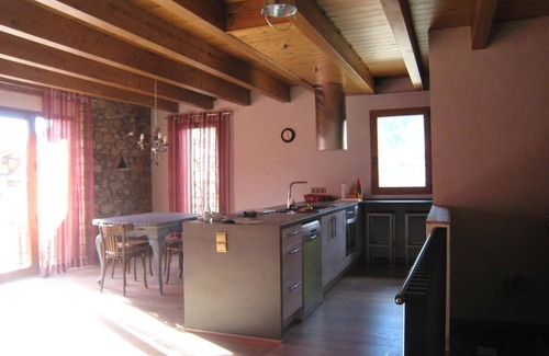 Aranser Apartment | Apartment 'La Cort De Ca L’Escolà' with Mountain View, Shared Garden and Wi-Fi