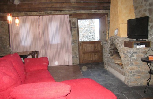 Aranser Apartment | Apartment 'La Cort De Ca L’Escolà' with Mountain View, Shared Garden and Wi-Fi