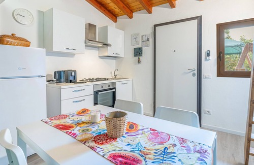 Ognina Apartment | Apartment 'La Glicine' with Private Terrace, Wi-Fi and Air Conditioning