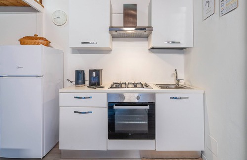 Ognina Apartment | Apartment 'La Glicine' with Private Terrace, Wi-Fi and Air Conditioning