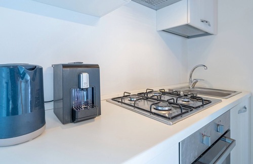 Ognina Apartment | Apartment 'La Glicine' with Private Terrace, Wi-Fi and Air Conditioning