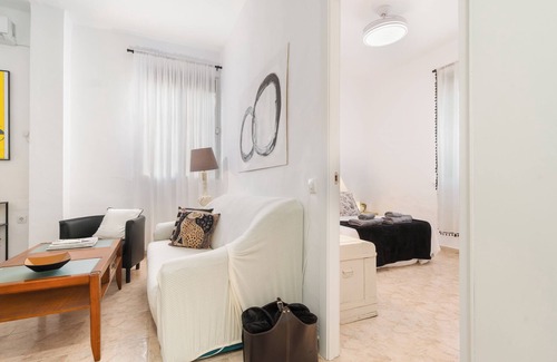 La Palmera-Reina Mercedes Apartment | Apartment 'La Naranja De Reina Mercedes' with Wi-Fi and Air Conditioning