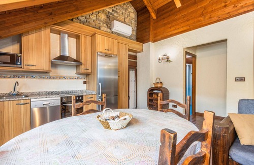 Borrastre House | Apartment 'Larrás' with Mountain View, Shared Garden and Wi-Fi