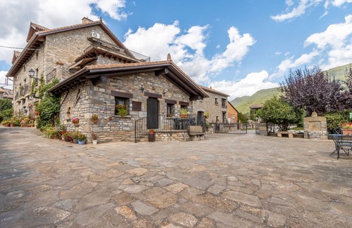 Borrastre House | Apartment 'Larrás' with Mountain View, Shared Garden and Wi-Fi