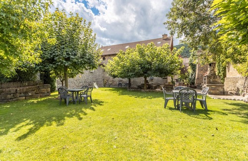 Borrastre House | Apartment 'Larrás' with Mountain View, Shared Garden and Wi-Fi