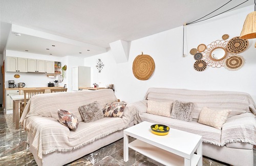 Velilla-Taramay Apartment | Apartment 'Lily' with Sea View, Wi-Fi and Air Conditioning