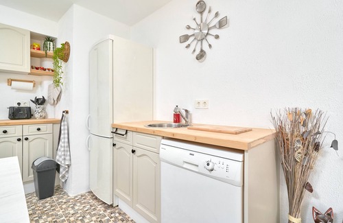 Velilla-Taramay Apartment | Apartment 'Lily' with Sea View, Wi-Fi and Air Conditioning