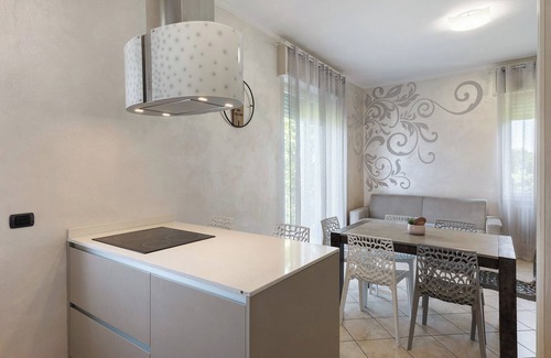 Lonato del Garda Apartment | Apartment 'Lm House - Trilocale Acanthus' with Shared Terrace, Wi-Fi and Air Conditioning
