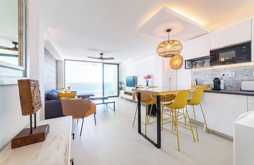La Garrofa Apartment | Apartment 'Los Acantilados' with Sea View, Shared Pool and Wi-Fi