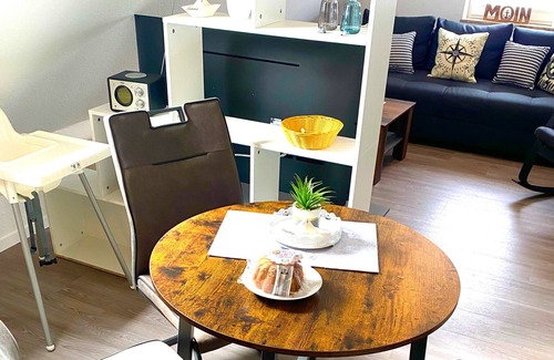 Esens Apartment | Apartment "Lütte Krabbe" with Shared Garden & Wi-Fi