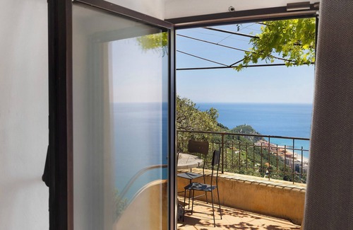 Varigotti Apartment | Apartment 'Mandarino' with Sea View, Wi-Fi and Air Conditioning