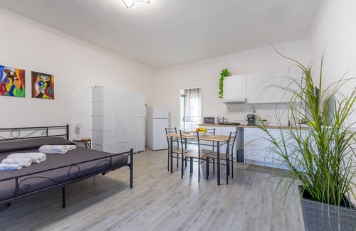 Comiso Apartment | Apartment 'Monolocale In Villa Con Piscina' with Mountain View, Shared Pool and Wi-Fi