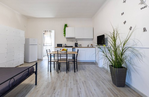 Comiso Apartment | Apartment 'Monolocale In Villa Con Piscina' with Mountain View, Shared Pool and Wi-Fi