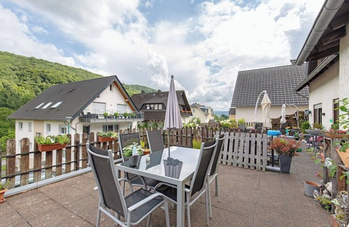 Sankt Aldegund Apartment | Apartment 'Moselglück' with Mountain View, Wi-Fi and Air Conditioning