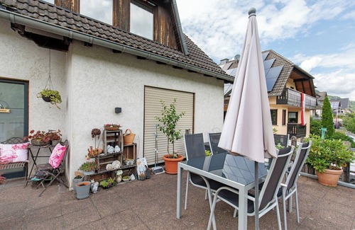 Sankt Aldegund Apartment | Apartment 'Moselglück' with Mountain View, Wi-Fi and Air Conditioning