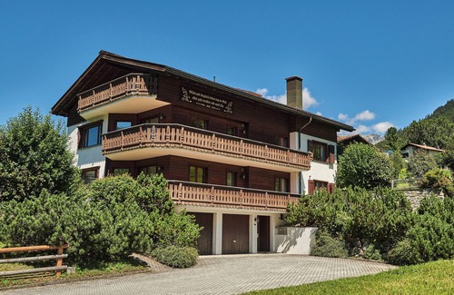 Klosters Platz Apartment | Apartment 'Mutta' with Balcony and Wi-Fi