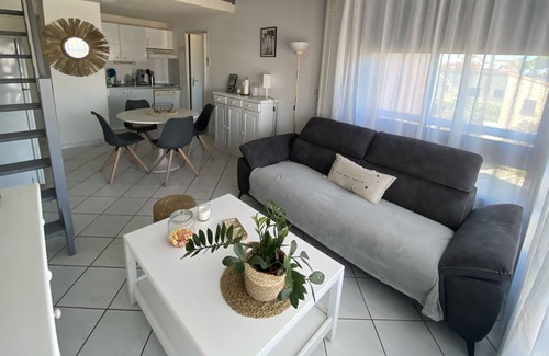 La Jetee Apartment | Apartment near beach and shops