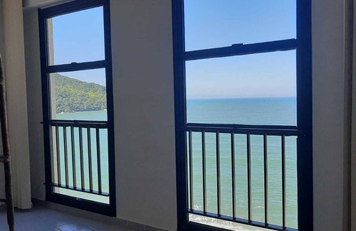Ipiranga House | Apartment on Martim de Sá beach avenue, sea view, foot in the sand