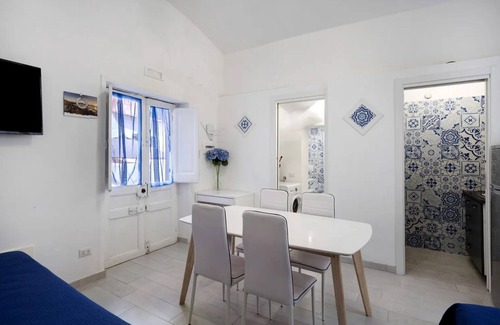 Vico Equense Apartment | Apartment 'Penisola Apartments' with Shared Terrace, Wi-Fi and Air Conditioning
